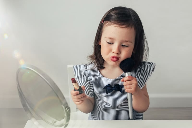 cute_girl_makes_makeup cute girl makes makeup